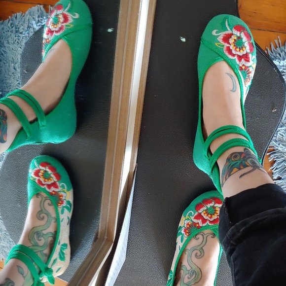 Cute Green Embroidered Sandals - Picture 3 of 7